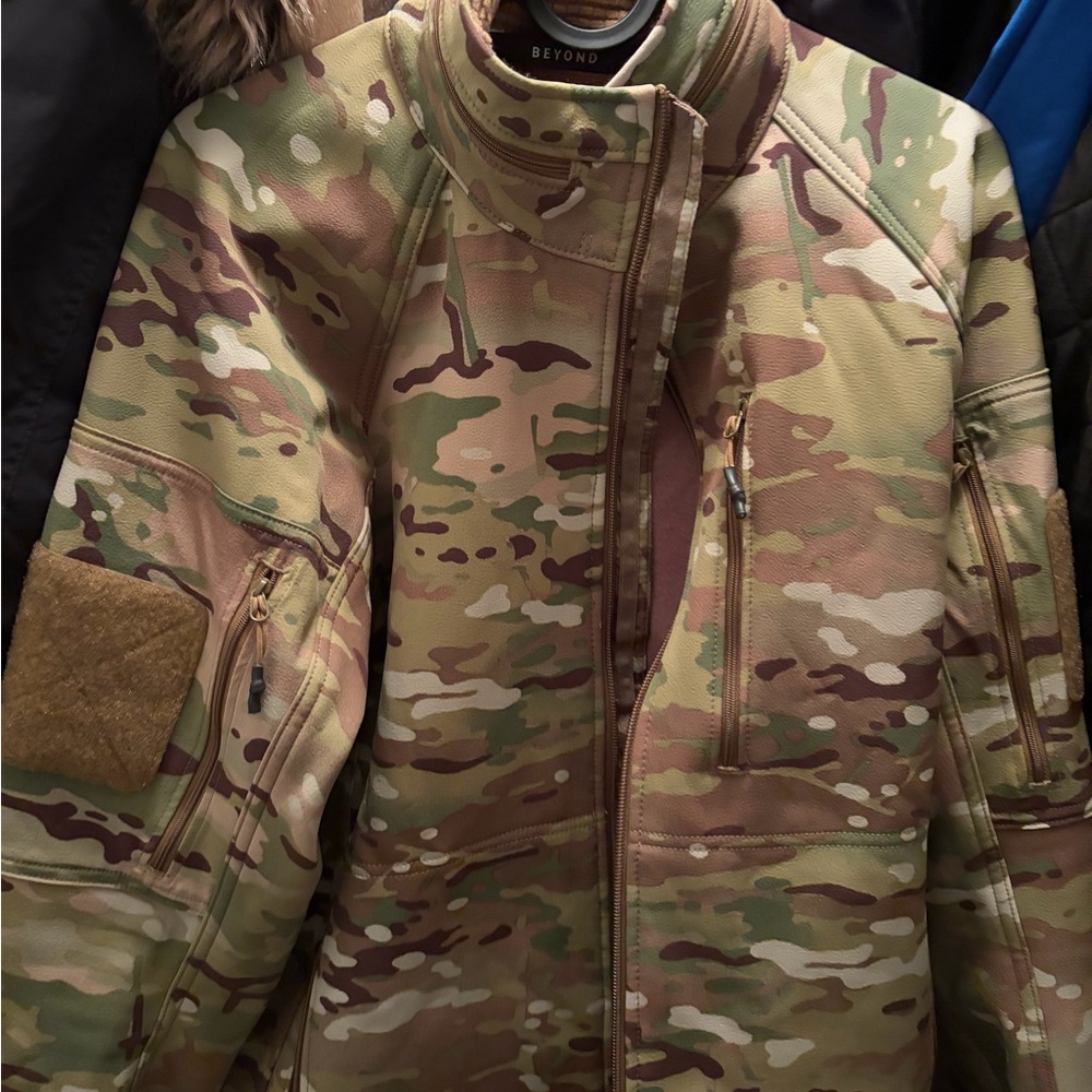 Beyond clothing fleece-lined Multicam softshell jacket